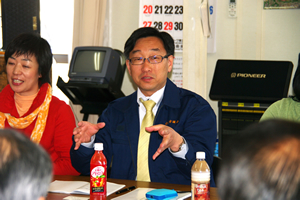 仮設住宅で被災者と懇談